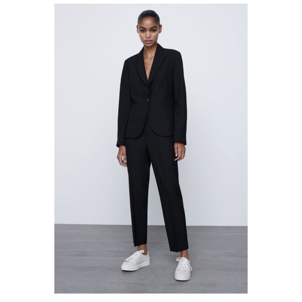 Zara black ANKLE PANTS
Black 0/8372/135/800/36